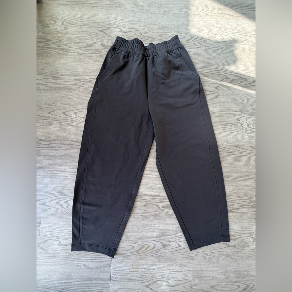 Lululemon Lightweight Mid-Rise Barrel-Leg Cropped Pant - Graphite Grey- Size 4